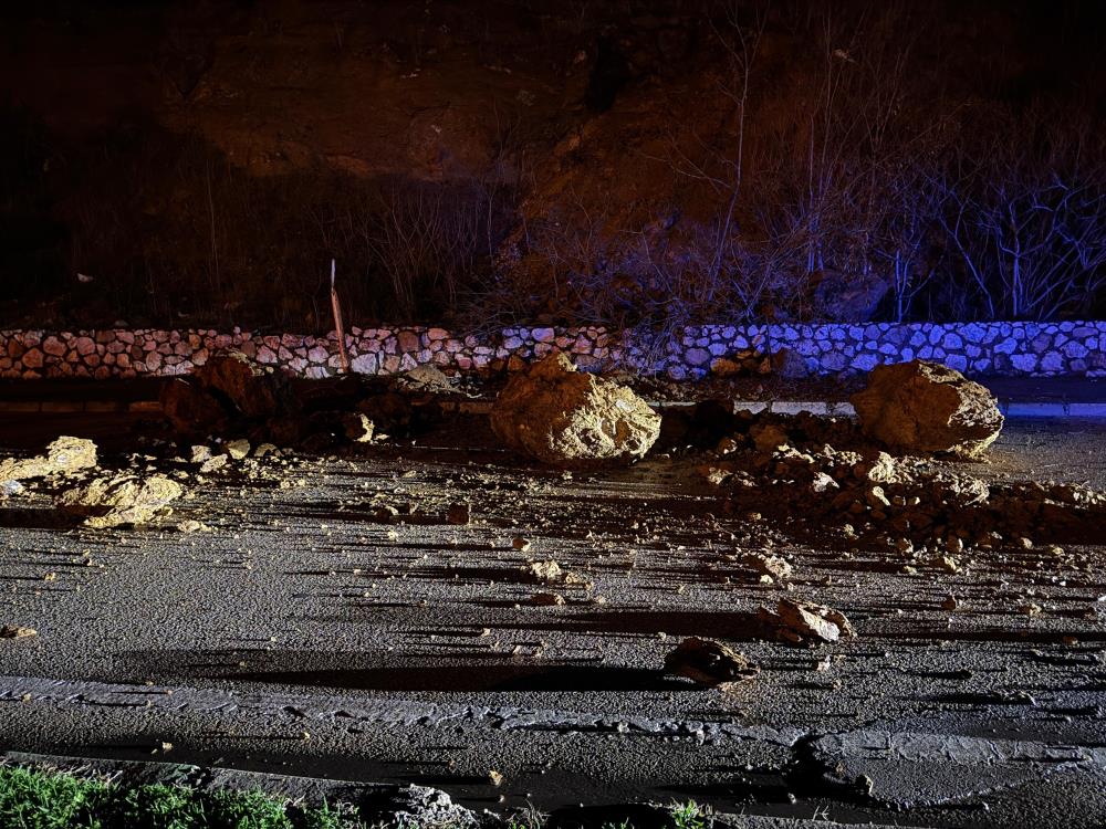 Bursa’da heyelan! Yol trafiğe kapatıldı