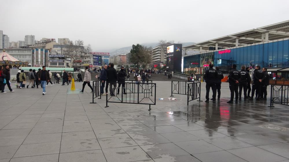 Bursa’da meydanda amcasına dehşeti yaşattı! Defalarca bıçakladı