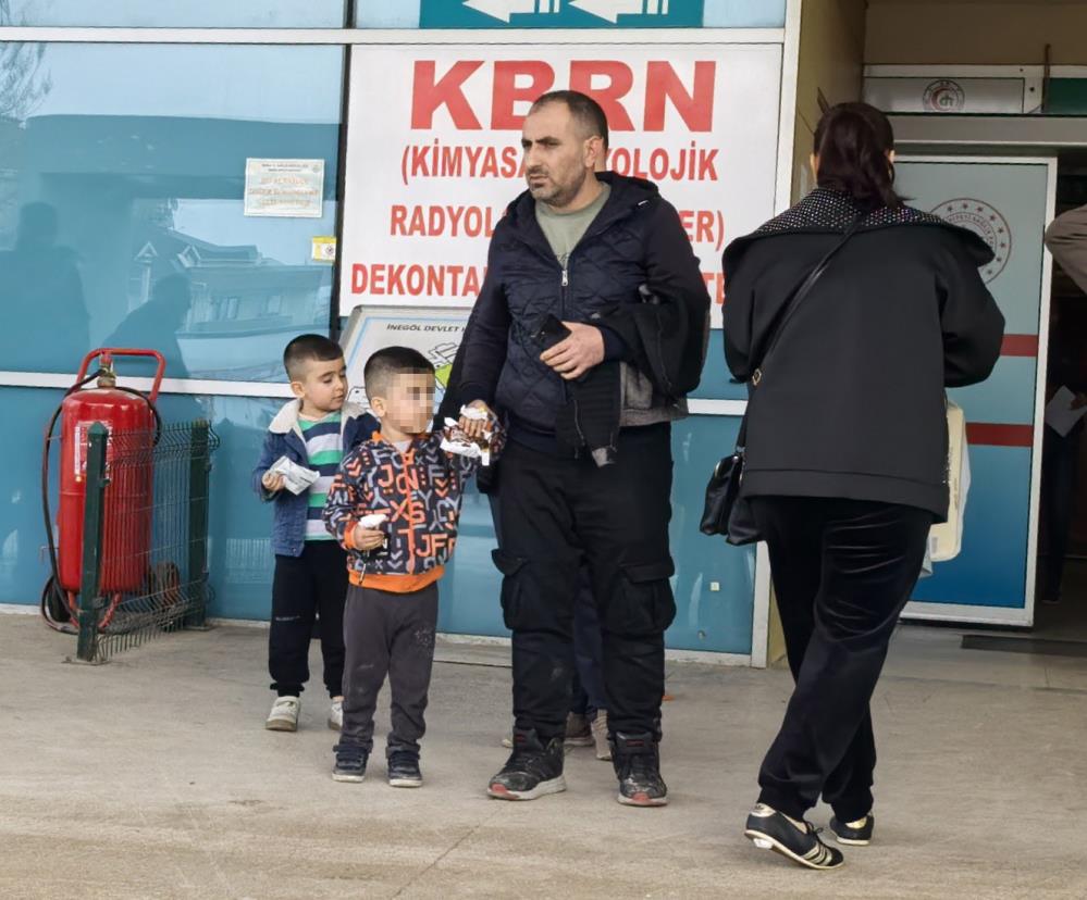 Bursa’da demir kapıya elini sıkıştıran çocuğun parmağı koptu