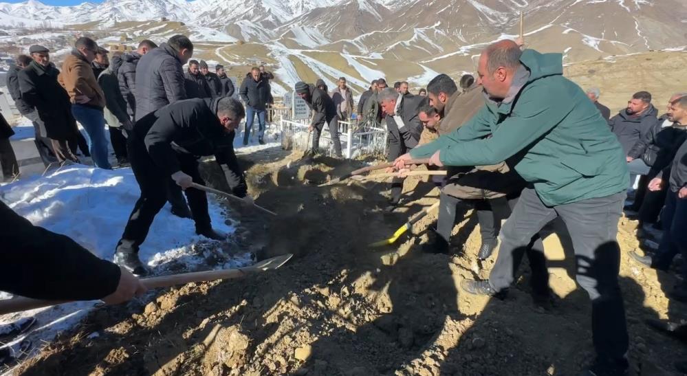 Kazada kaya parçasının isabet ettiği çocuk gözyaşları arasında toprağa verildi