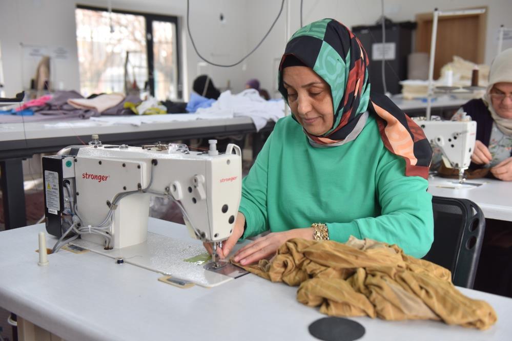 Bursa Yıldırım’da kadınlar, dikiş ve nakış ile ekonomiye katkı sağlıyor