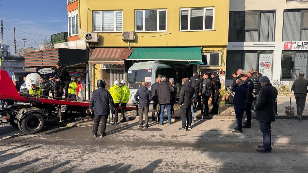 İstanbul’da yolcu minibüsü kuaföre girdi: 3 yaralı