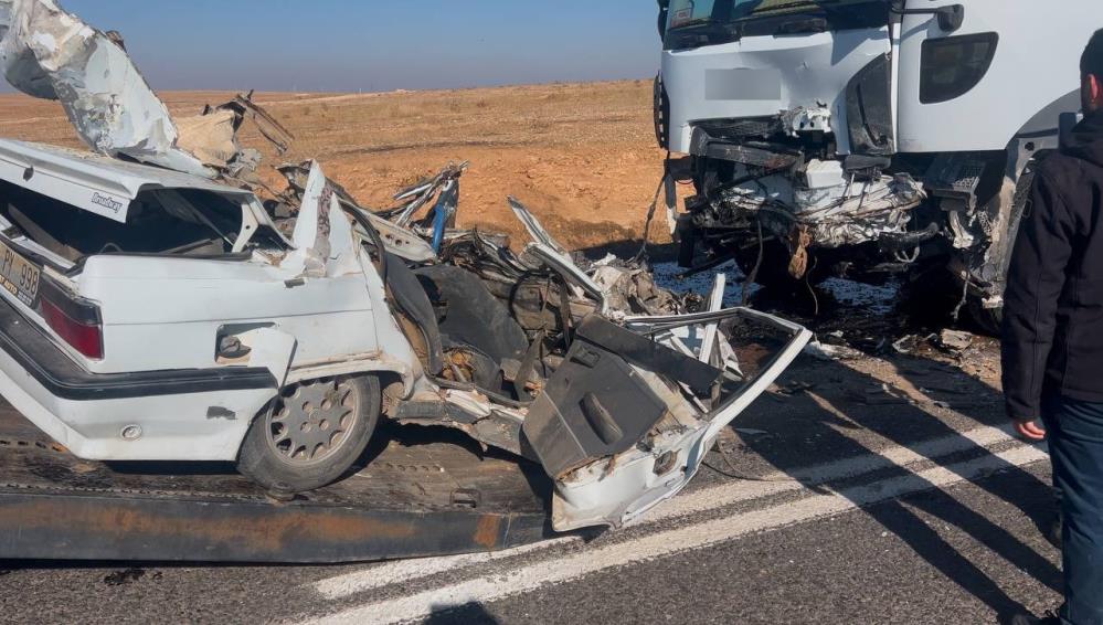 Demir yığınına dönen otomobilin sürücüsü hayatını kaybetti