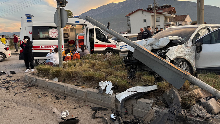 Fethiye’de trafik kazası: 2’si çocuk, 6 yaralı