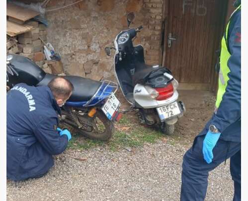 Bursa’da güpegündüz hırsızlık! Kapının önündeki motosikletleri çalındı