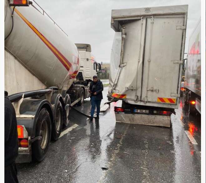 Kırmızı ışıkta zincirleme kaza güvenlik kamerasında