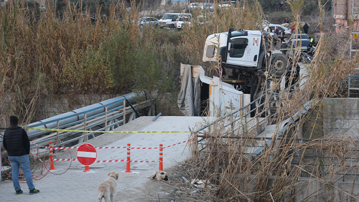 Hafriyat kamyonu geçtiği esnada köprü çöktü