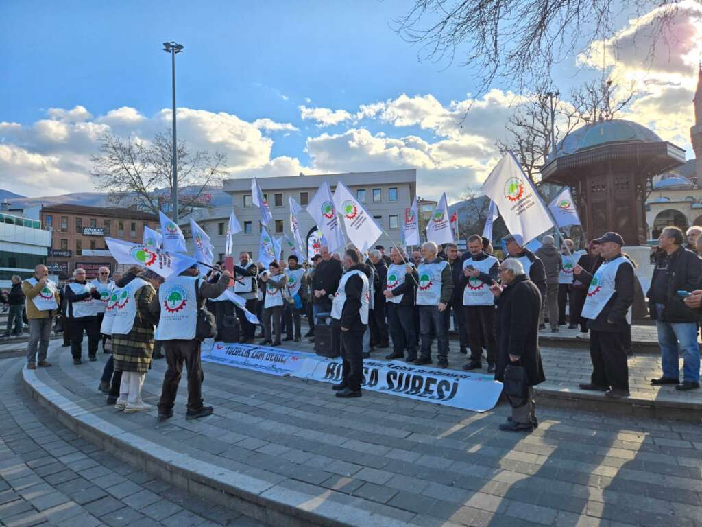 Emekliler Bursa’da meydanlara indi: Yüzdelik zam değil, insanca yaşanacak ücret