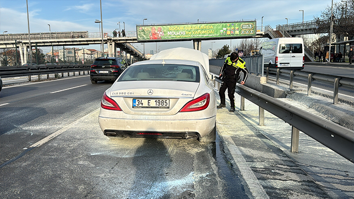 Kağıthane’de alevler içinde kalan araca vatandaşlar müdahale etti