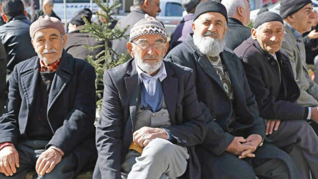 Emeklilerden maaş zammına tepki: Mahkemede hesaplaşacağız!