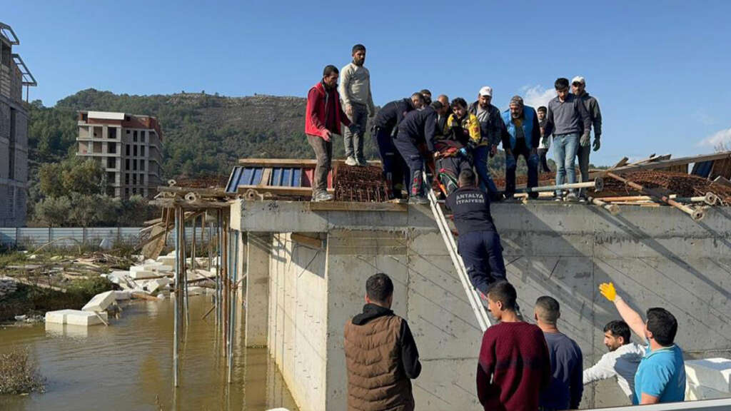 İnşaatta kalıplar çöktü: 3 işçi yaralandı