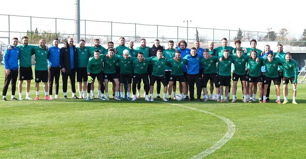 Bursaspor’da Yiğitali Bayrak yeni tarzıyla kampta