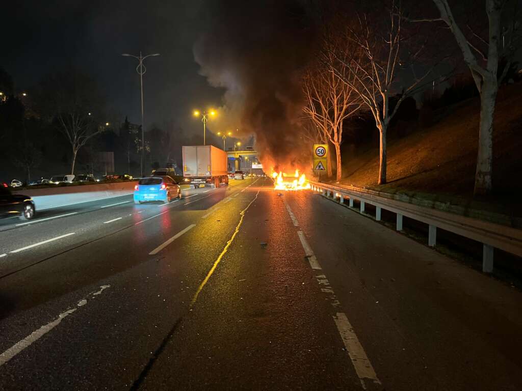 Avrupa Otoyolu’nda araç alev topuna döndü, trafik yoğunluğu oluştu