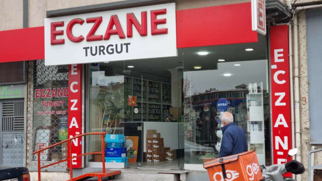 Motosikletli saldırganlar eczaneye ateş açtı