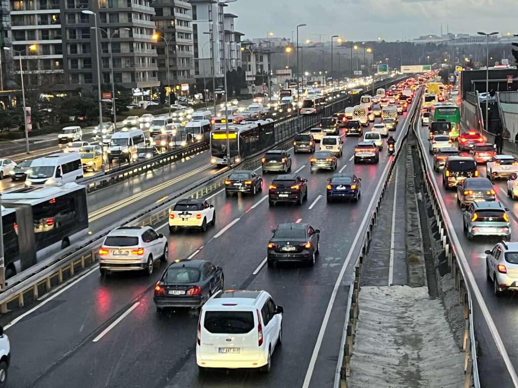 İstanbul’da kar yağışıyla birlikte trafik yoğunluğu yüzde 80’e ulaştı