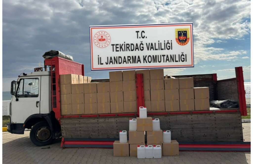 5 ton etil alkol ve binlerce kaçak tütün malzemesi ele geçirildi