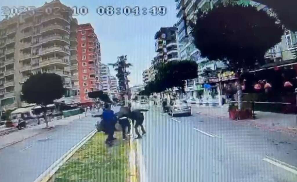 Güvenlik görevlisi trafikte tartıştığı halk otobüsü şoförlerini bıçakladı