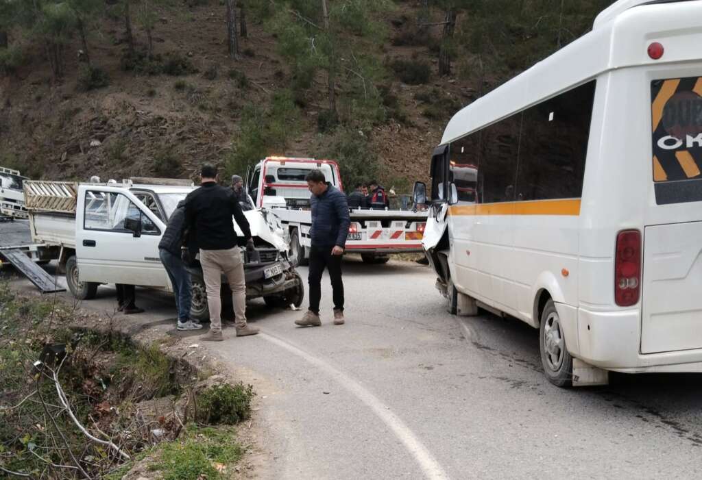 Öğrenci servisi ile kamyonet çarpıştı: 21’i öğrenci 24 yaralı