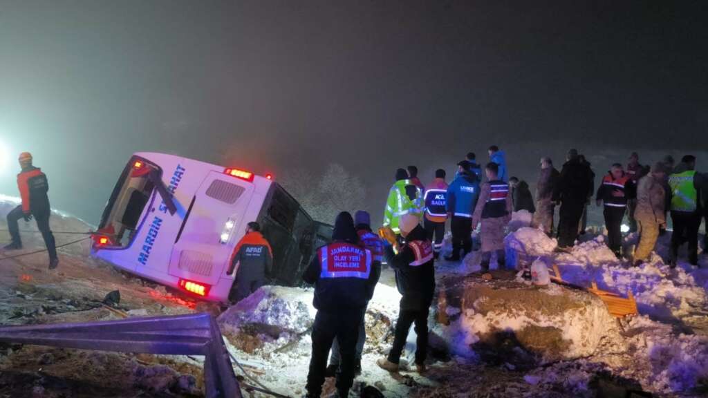 Yolcu otobüsü devrildi: 5 ölü, 32 yaralı