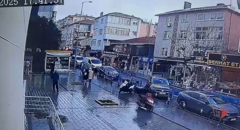 İstanbul’da güpegündüz motosiklet hırsızlığı kamerada