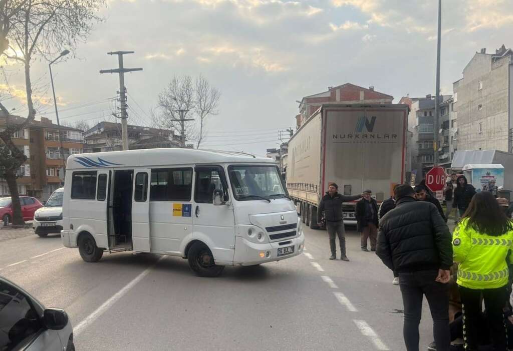 Bursa’da minibüs ile çarpışan motosikletteki çift yaralandı