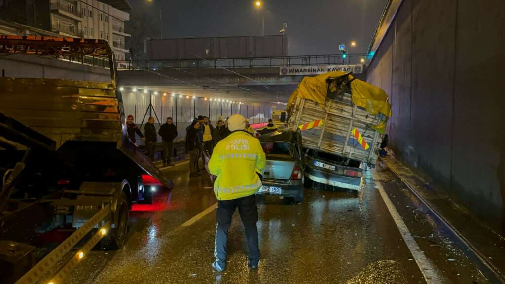 Bursa’da alt geçitte zincirleme kaza: 1 ölü, 1’i ağır 4 yaralı