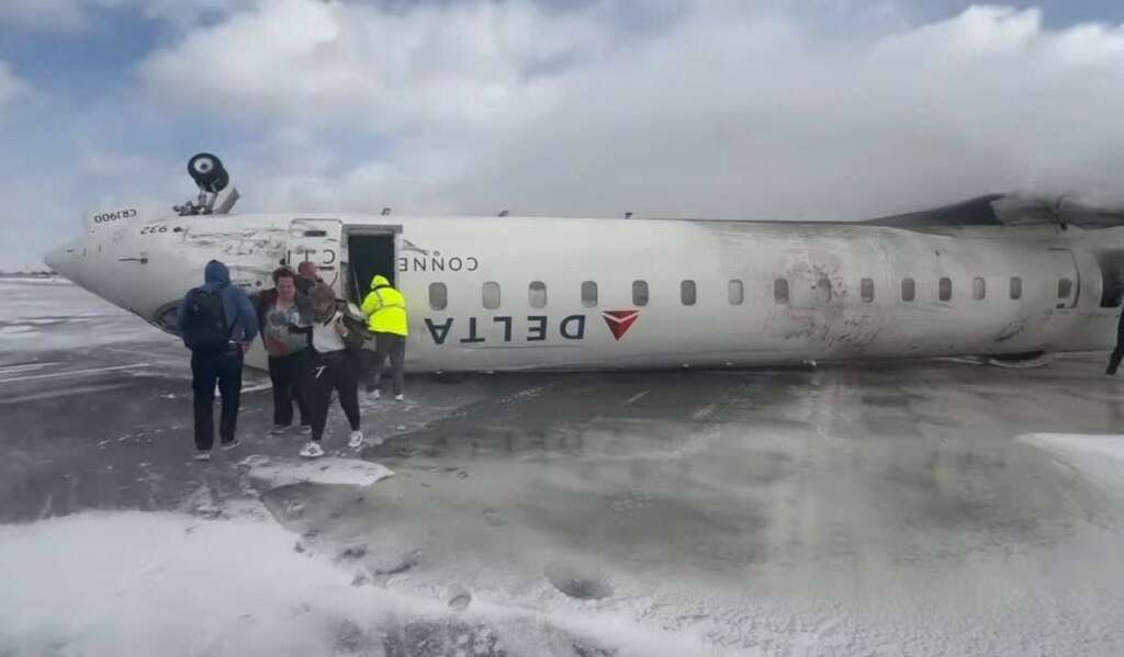 Kanada’ya iniş yapan yolcu uçağı ters döndü: 8 yaralı