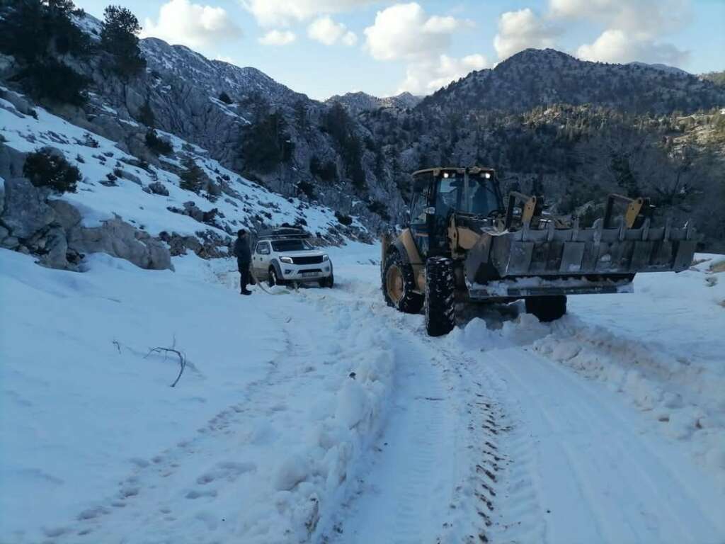 Yayla dönüşü araçlarıyla yolda mahsur kalan 3 kişi kurtarıldı