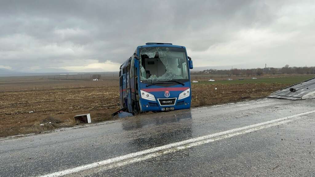 Cezaevi ring aracı devrildi: 7’si jandarma personeli 9 yaralı