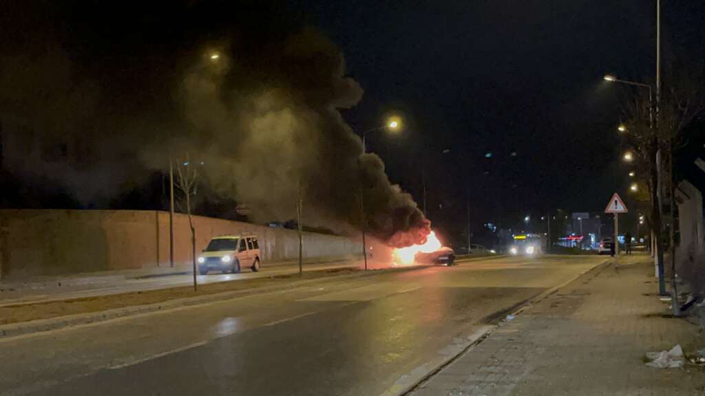 Yakıt aldıktan hemen sonra tutuşan aracından atladı, canını zor kurtardı