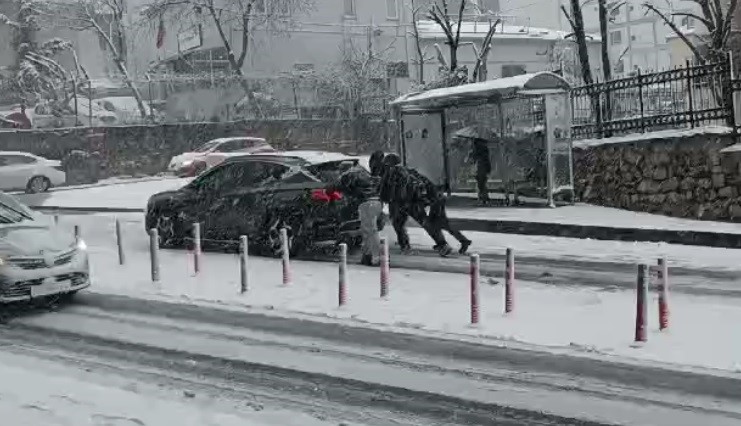 İstanbul’da kar yağışında araçlar yolda kaldı, kazalar meydana geldi