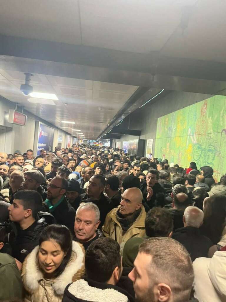 İstanbul’da metro duraklarındaki yolcu yoğunluğuna vatandaş tepkisi