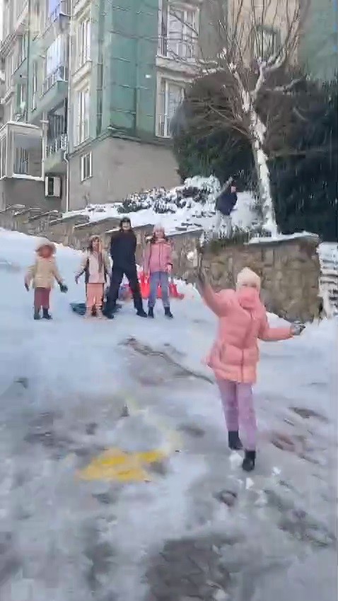 Karın temizlenmesini istemeyen çocuklar kar küreme aracını kar topu ile püskürttü