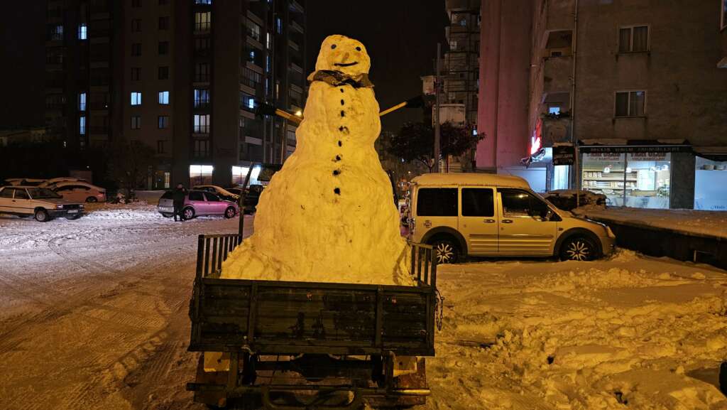 Gençler traktör kasasına yaptıkları kardan adamı mahalle mahalle gezdirdiler