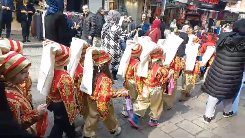 Bursa’da minik yeniçerilerden Ramazan yürüyüşü