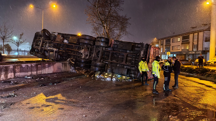 Bursa’da içecek yüklü kamyon devrildi