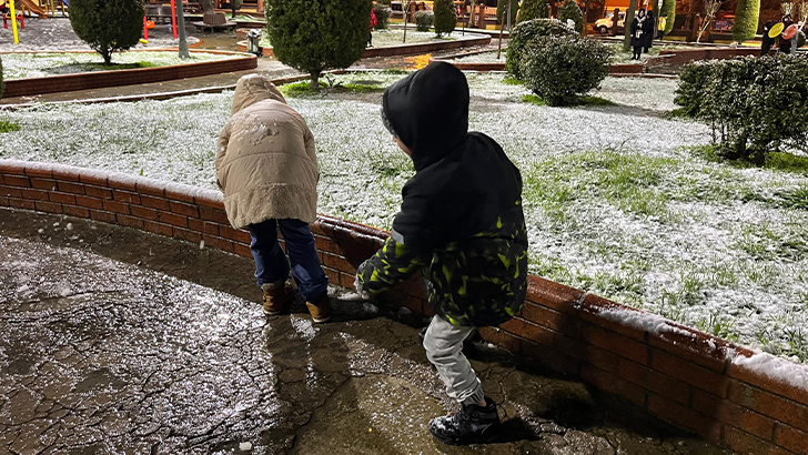 Kar yağışı sonrası çocuklar soluğu parklarda aldı