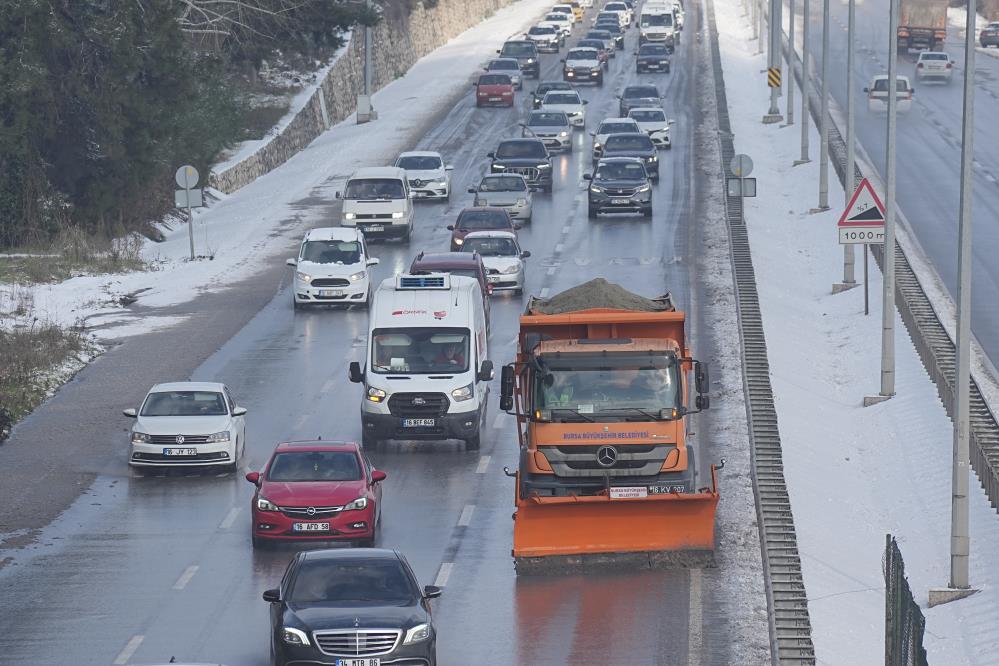 Bursa’da kardan kapanan Mudanya yolu açıldı