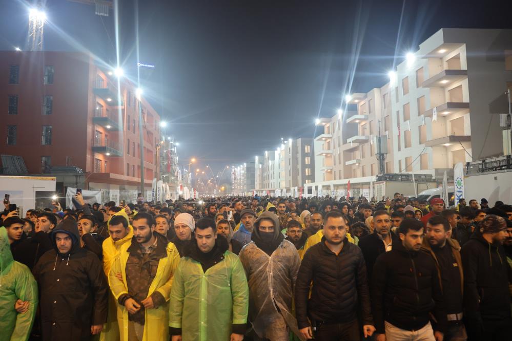 Asrın felaketinin 2’nci yıl dönümünde Hatay’da binlerce vatandaş sessiz yürüyüş gerçekleştirdi