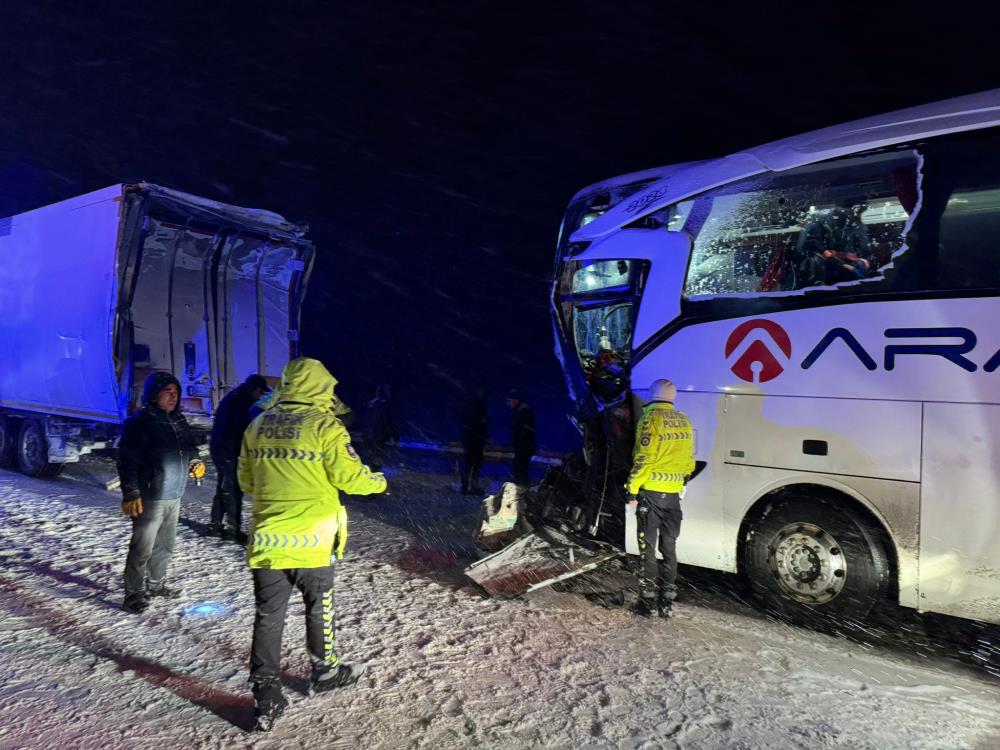 Tıra çarpan otobüs şoförü öldü, 13 yaralı