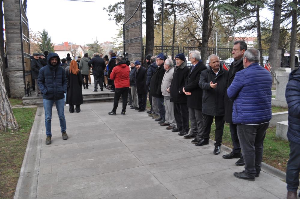 Dervişoğlu, şehit ailelerini soğukta bekletti