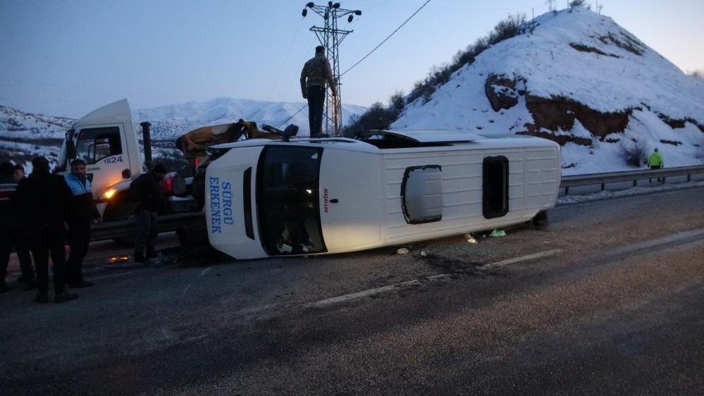 Minibüs devrildi: 11 yaralı