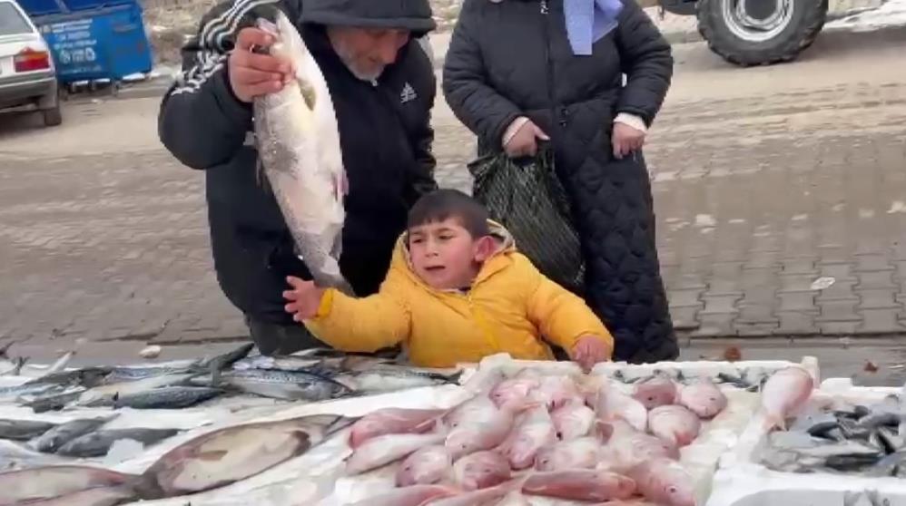 İstediği balığı alamayınca ağladı, hediye edilince sarılarak uzaklaştı