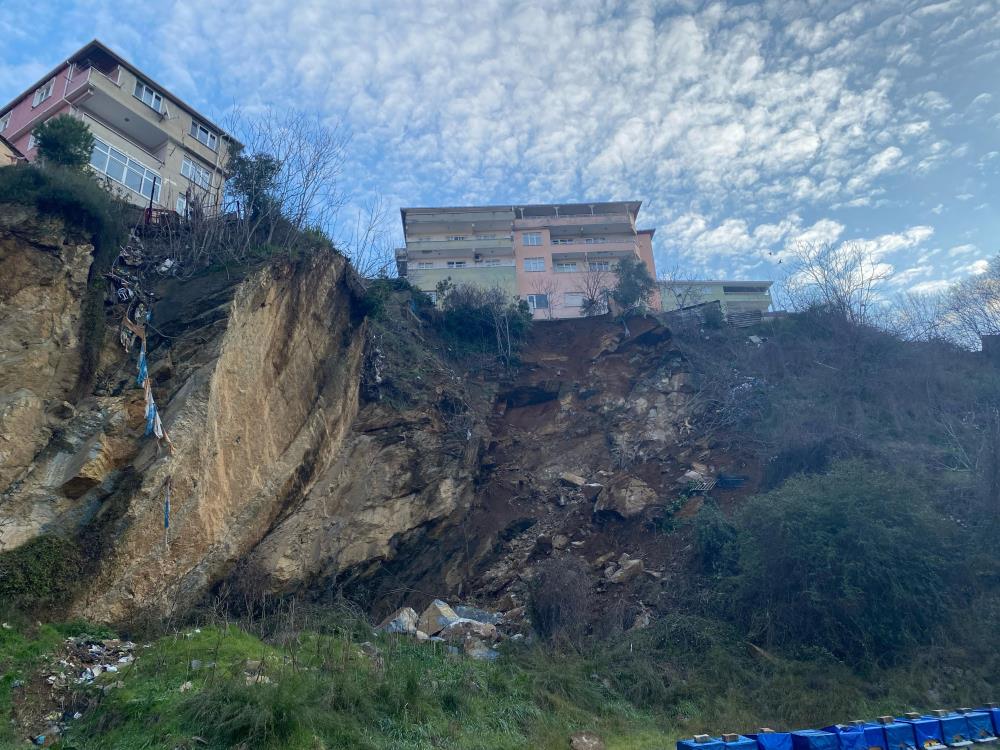 Üsküdar’da yaşanan toprak kayması günün ilk ışıklarında görüntülendi