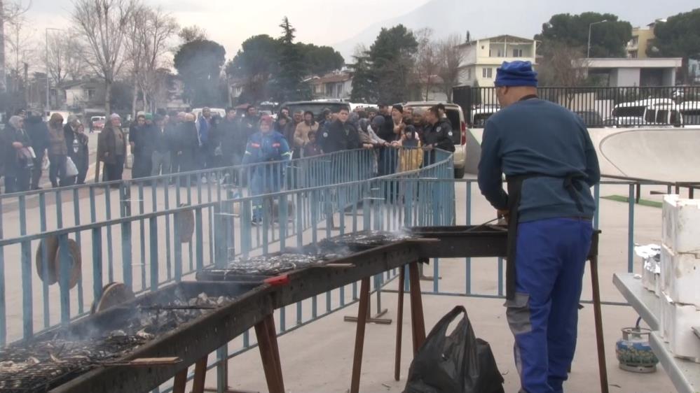 Bursa’da ücretsiz balık ekmek izdihamı