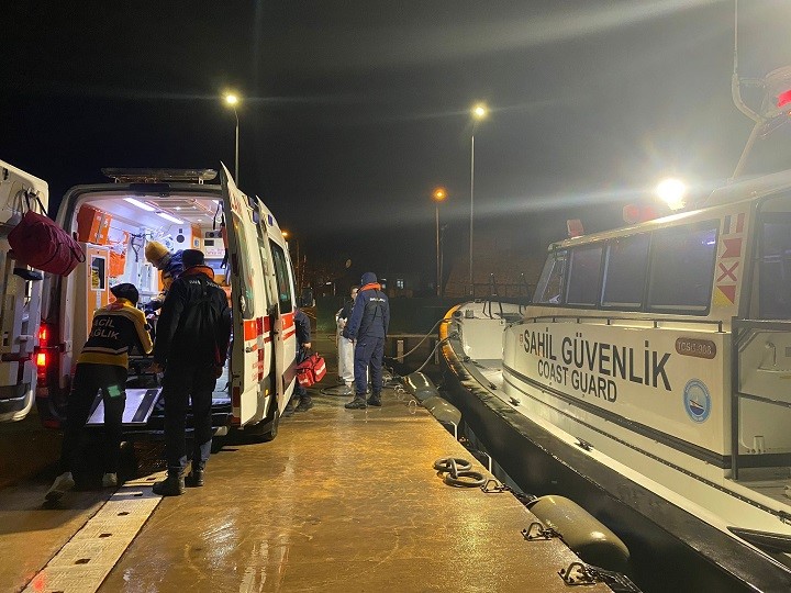 Bozcaada’da rahatsızlanan vatandaş Sahil Güvenlik ekiplerince tahliye edildi