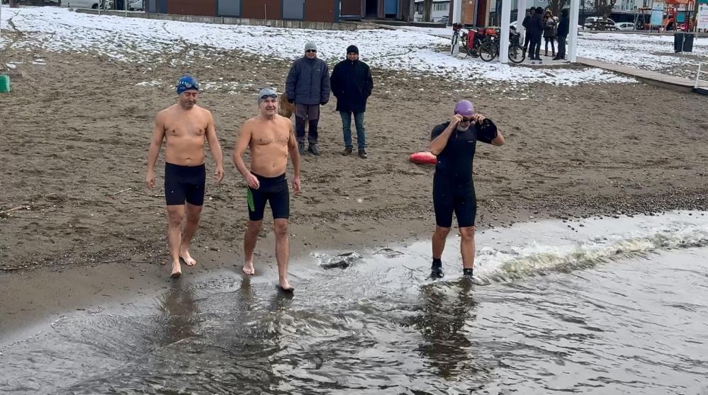 Soğuk havaya aldırış etmediler… Eksi 3 derecede İznik Gölü’ne girdiler