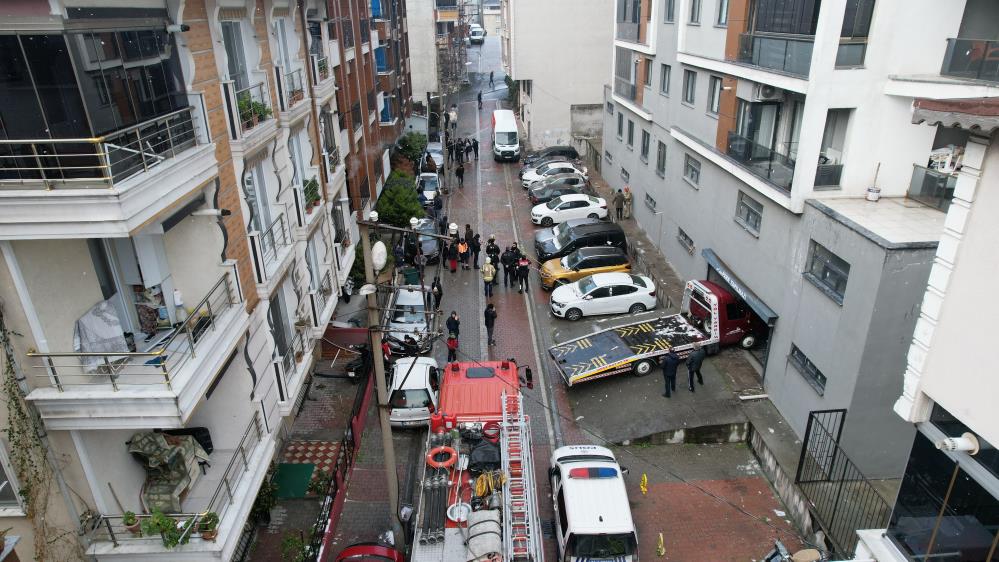 İstanbul’da 13 katlı binanın çatısına yıldırım düştü