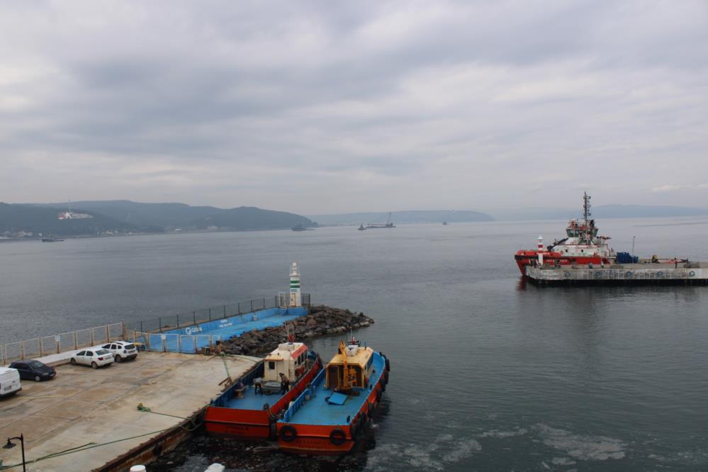 Çanakkale Boğazı sisin etkisini yitirmesiyle transit gemi geçişlerine açıldı