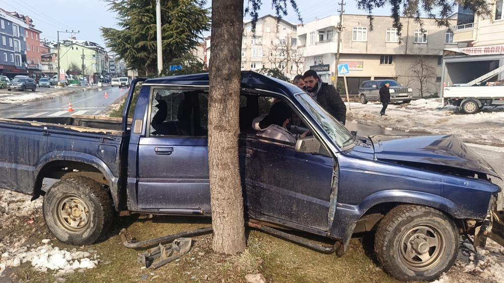 Ordu’da kontrolden çıkan pikap ağaca çarptı: 1 yaralı